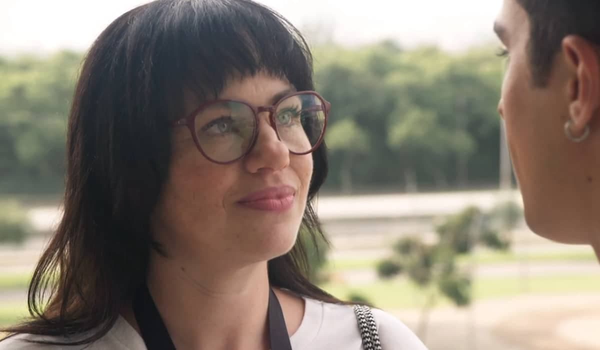 Carol continua se aproximando de Marcos. Fonte: Reprodução/Globo