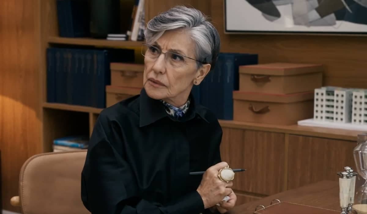 Cidália tenta parar a briga entre Ari e Guerra. Fonte: Reprodução/Globo