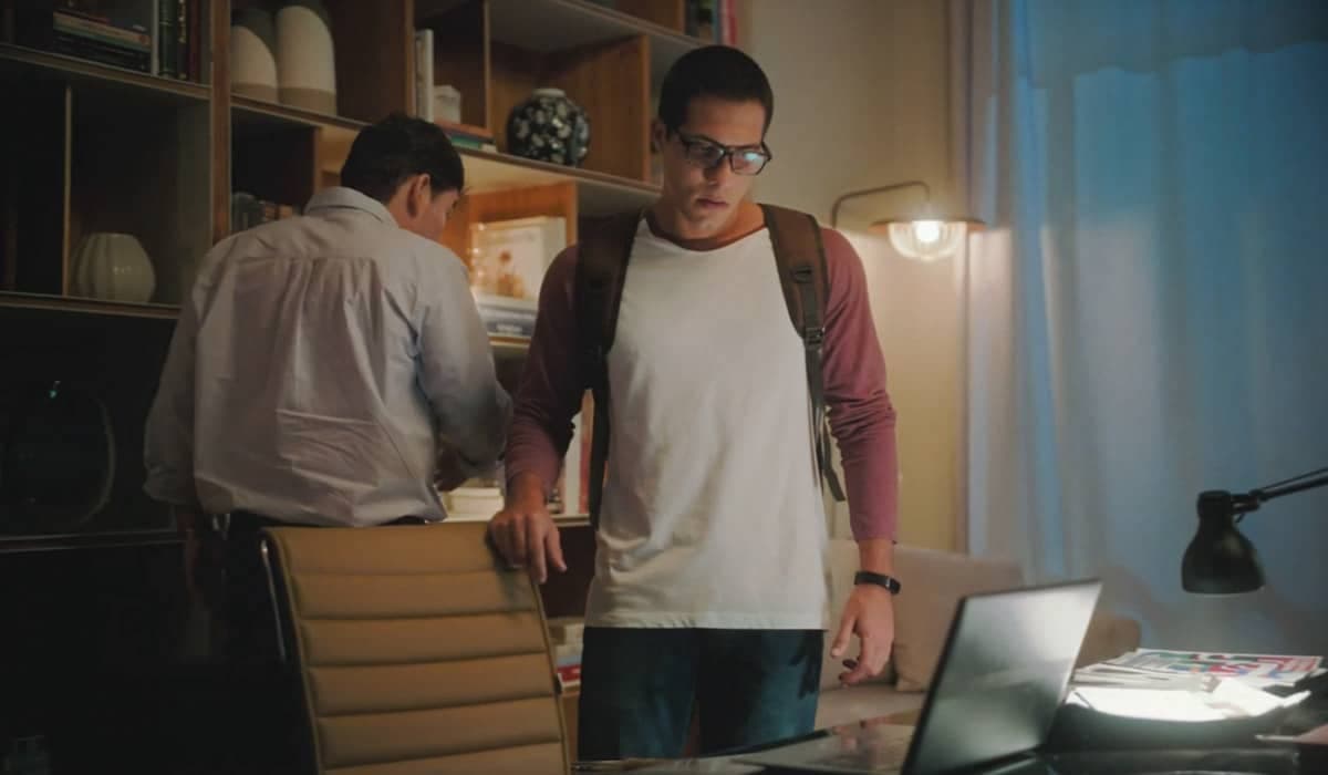 Enzo atende ao chamado de Tadeu na novela das nove. Foto: Reprodução/Globo