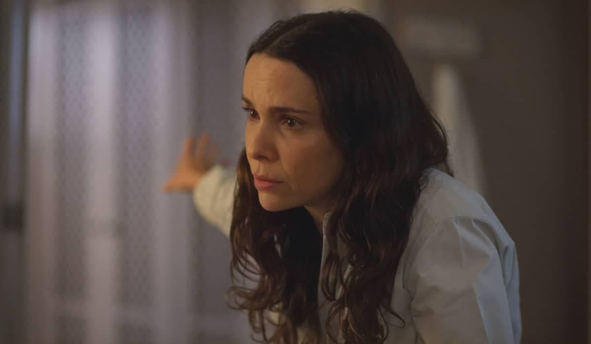Lucinda recebe a nova hóspede ao mesmo tempo em que precisa lidar com os abusos de Andrade. Foto: Reprodução/Globo