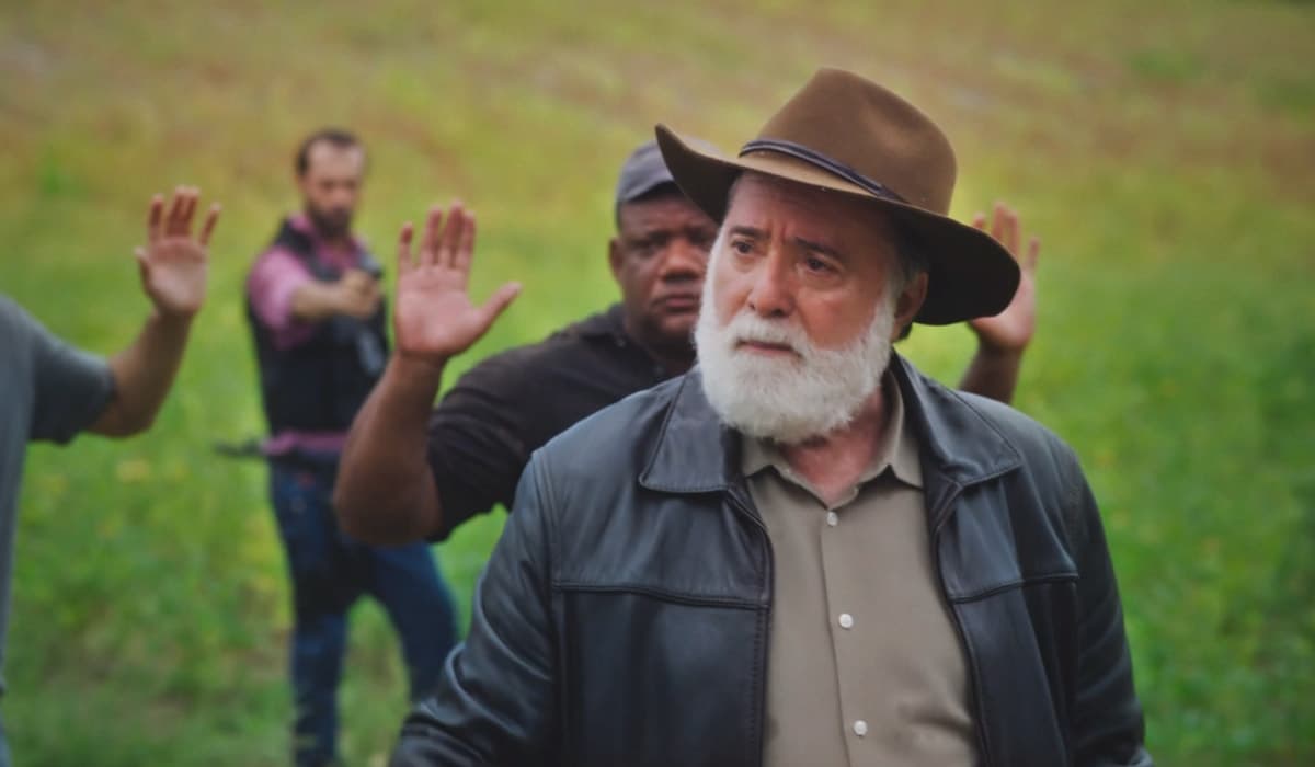 Antônio encara seu destino em Terra e Paixão. Foto: Reprodução/Globo