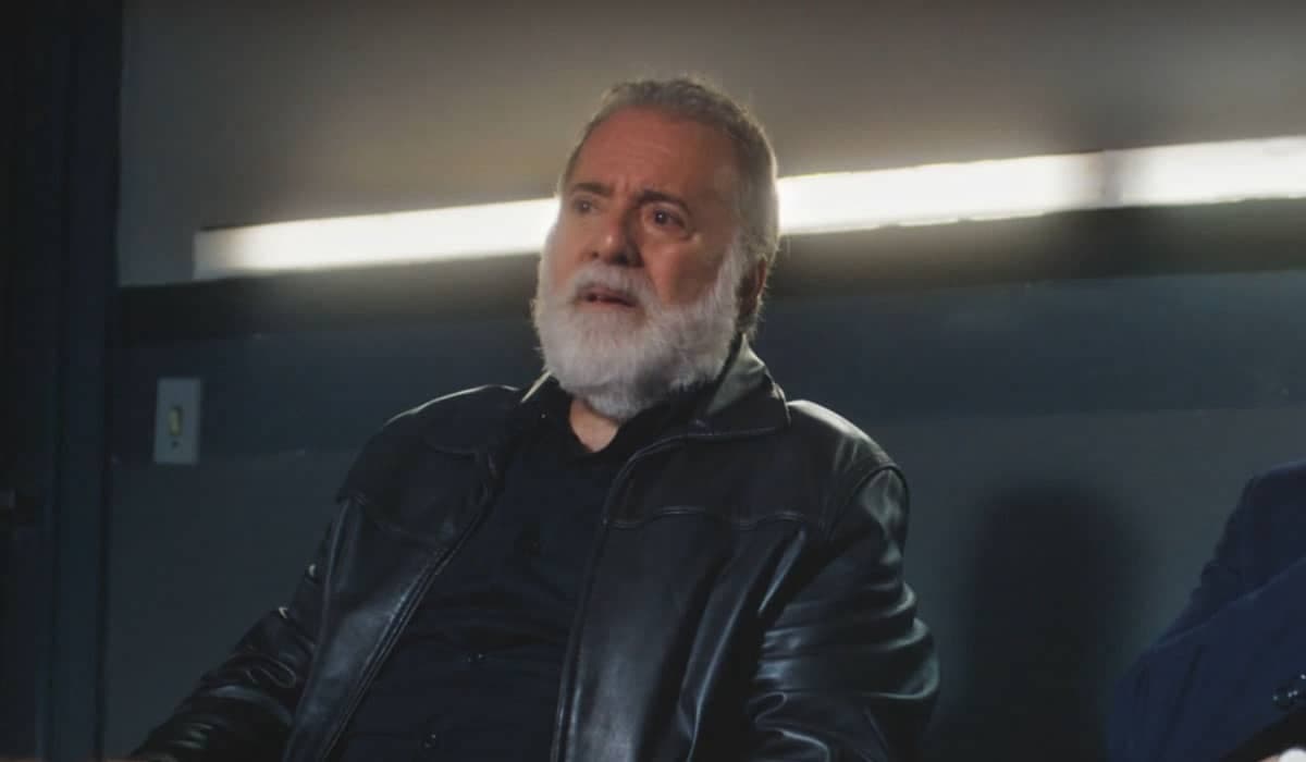 Antônio expulsa Irene de casa em Terra e Paixão. Foto: Reprodução/Globo