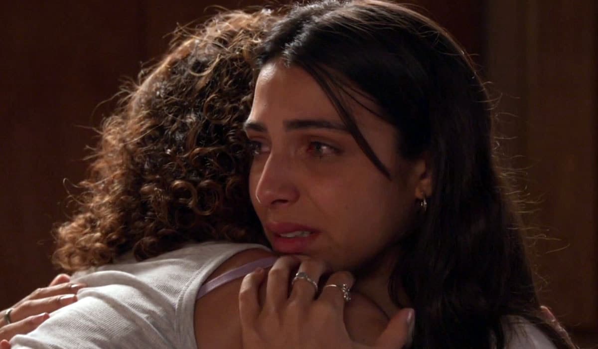 Ísis entende o pedido da mãe, mas continua confusa. Foto: Reprodução/Globo