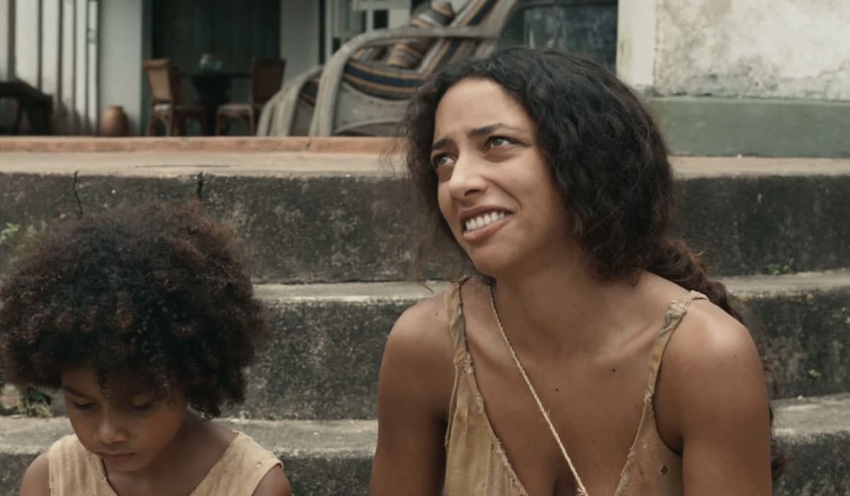 Joana mexe com a cabeça de Egídio. Foto: Reprodução/Globo