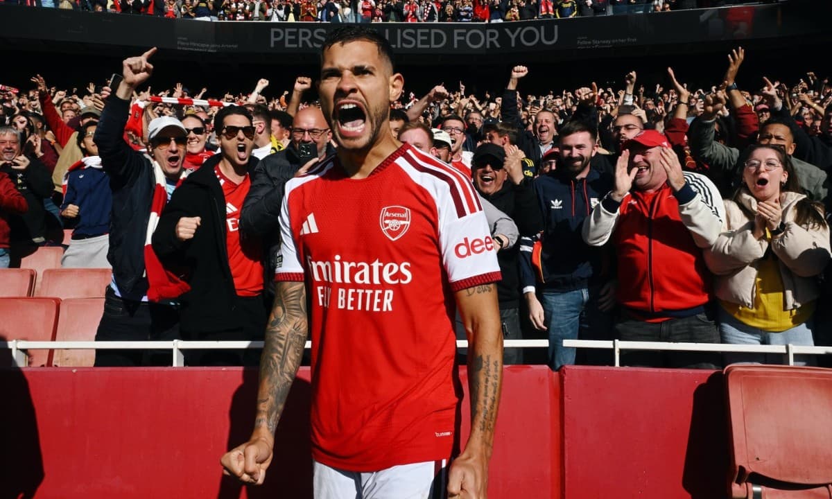 Bruno Guimarães sai do banco, decide e Arsenal vira sobre o Leeds no Emirates