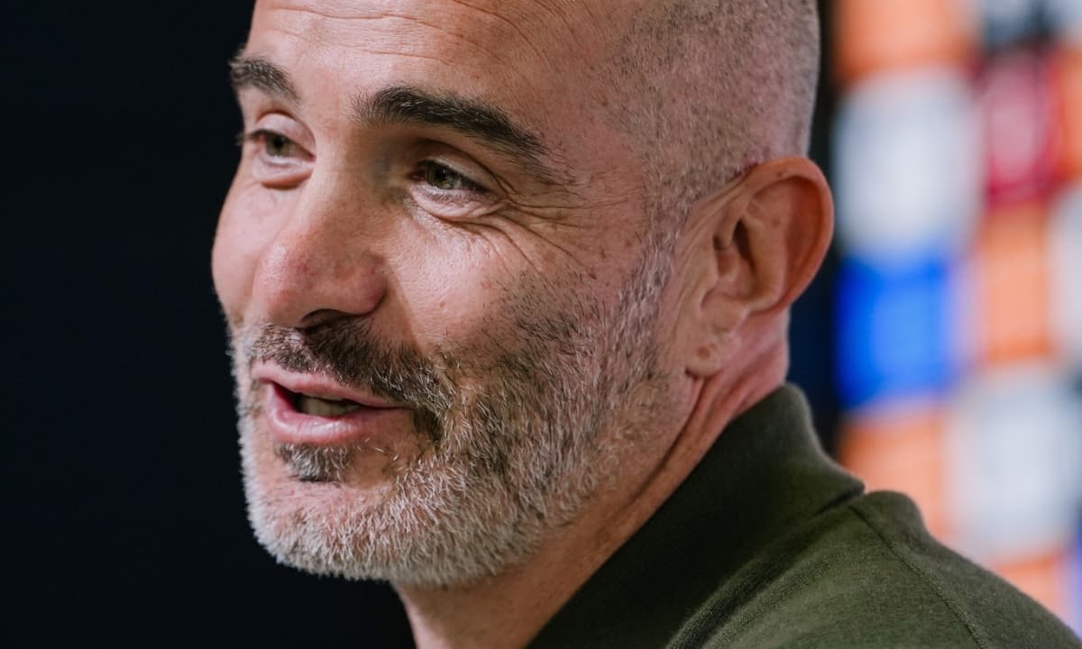 Líder 100%, City enfrenta o Liverpool à sombra da condenação nas 115 acusações