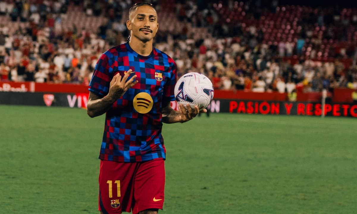 Raphinha fica fora da viagem a Istambul, e Barcelona enfrenta o Galatasaray sem o capitão
