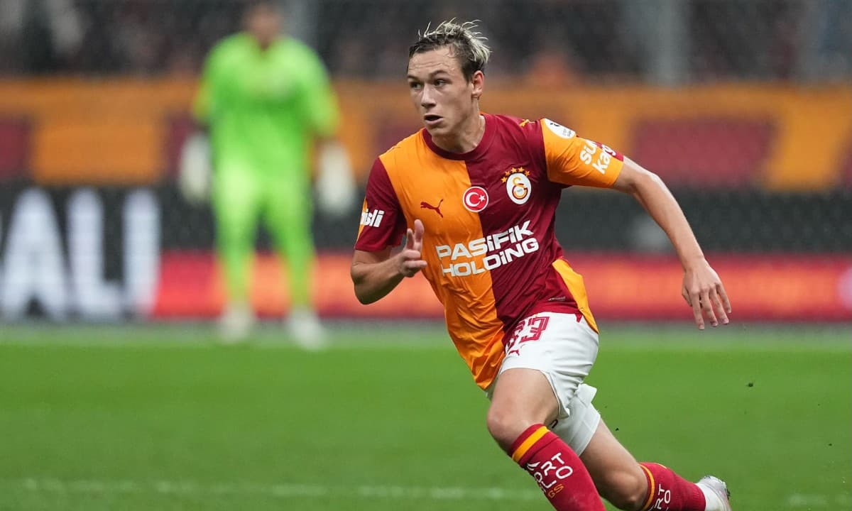 Galatasaray x Barcelona: Batrakov marca no contra-ataque após pênalti reclamado por Gordon