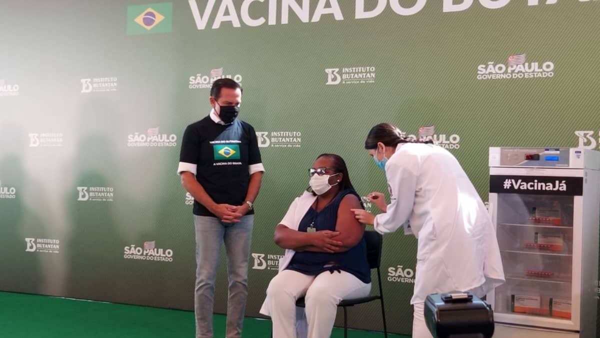 A enfermeira Mônica Calazans, de 54 anos, foi a primeira a ser vacinada no Brasil.