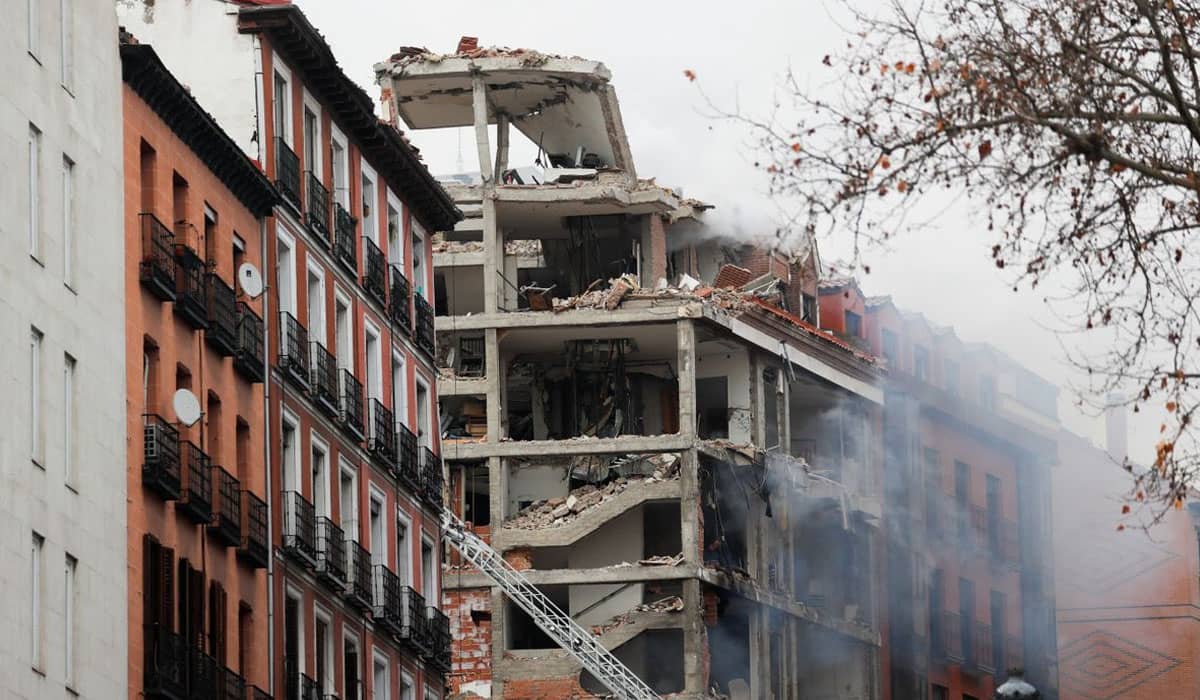 A explosão afetou completamente a fachada de um imóvel no Calle de Toledo, no bairro La Latina