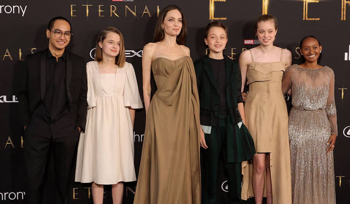 A atriz compareceu ao evento acompanhada de Maddox, Zahara, Shiloh, Vivienne e Knox