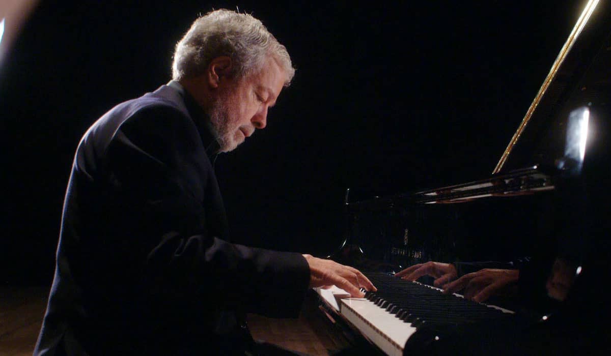 Considerado um dos maiores pianistas do mundo, Nelson Freire vivia um período difícil após sofrer um acidente que o impediu de continuar tocando