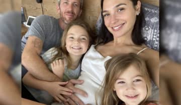 A atriz de Mulher-Maravilha confirmou a gravidez através de uma foto ao lado da família