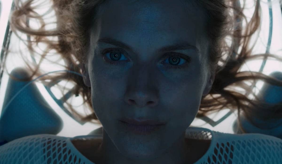 Mélanie Laurent acorda em uma cápsula criogênica no primeiro teaser do filme de Alexandre Aja