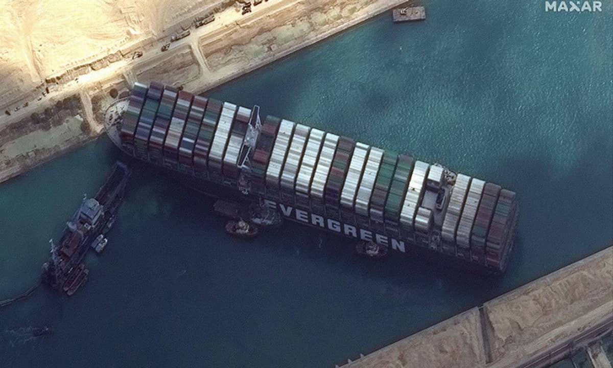 O navio está encalhado no Canal de Suez desde terça-feira (23).