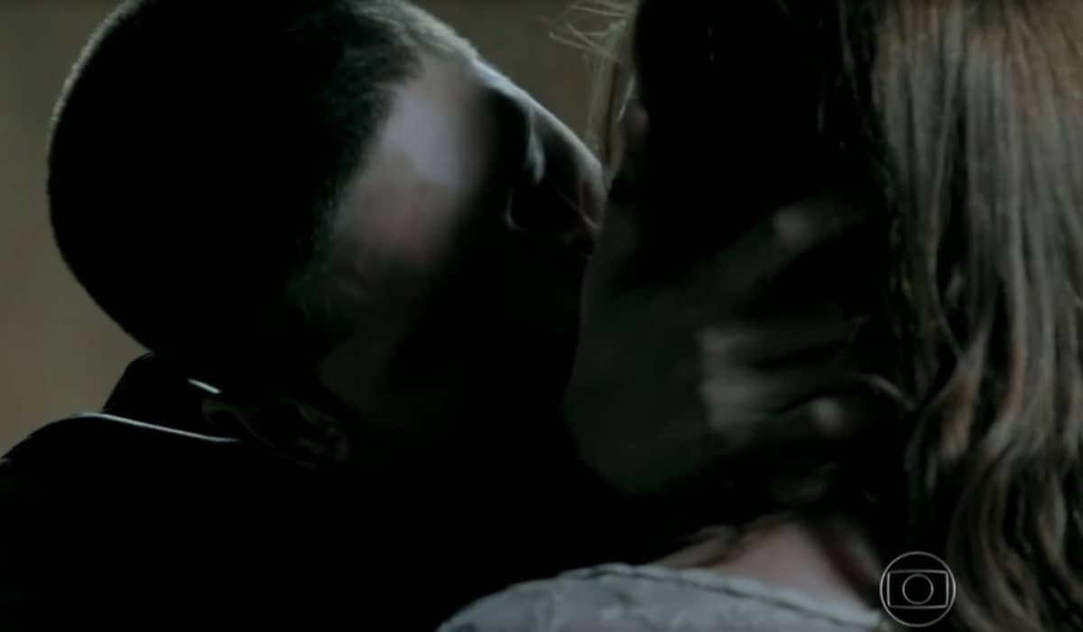 João Lucas irá consolar a moça e beija-la logo em seguida, garantindo uma resposta imediata à ousadia. Foto: Globo