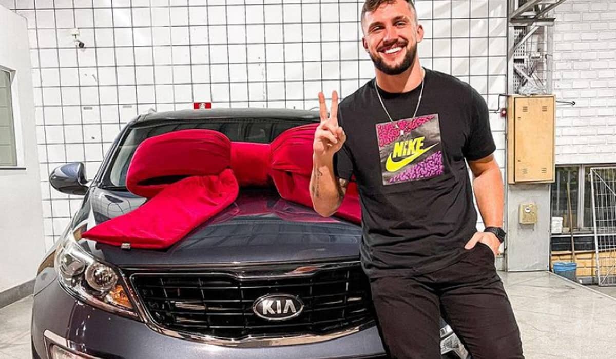 O instrutor de crossfit utilizou sua conta no Instagram para comemorar a compra de um carro da Kia