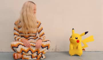 A cantora passeia pelo tempo ao lado de Pikachu no clipe que celebra o aniversário de Pokémon
