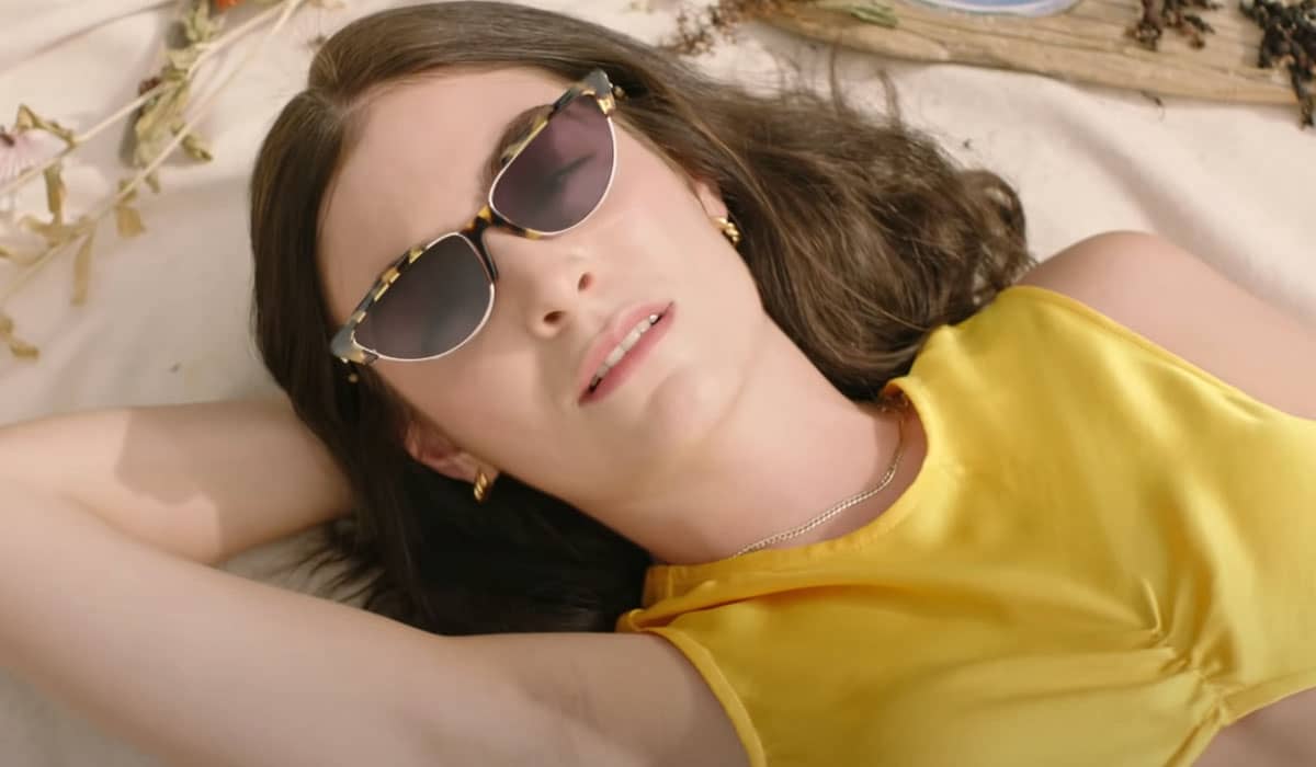 O novo clipe da cantora de 24 anos mostra uma garota moderna 'vibrando no mais alto nível quando o verão chega'