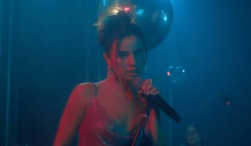 No novo clipe, a cantora apresenta uma proposta 'ao vivo' com sua banda e adiciona novos detalhes à versão original do single