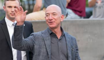 O bilionário entregou o cargo para Andy Jassy mas continuará como um dos principais acionistas da Amazon