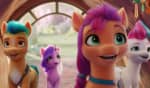 O trailer mostra a jornada de pôneis, unicórnios e pégasos se unindo para trazer a magia de volta a Equestria