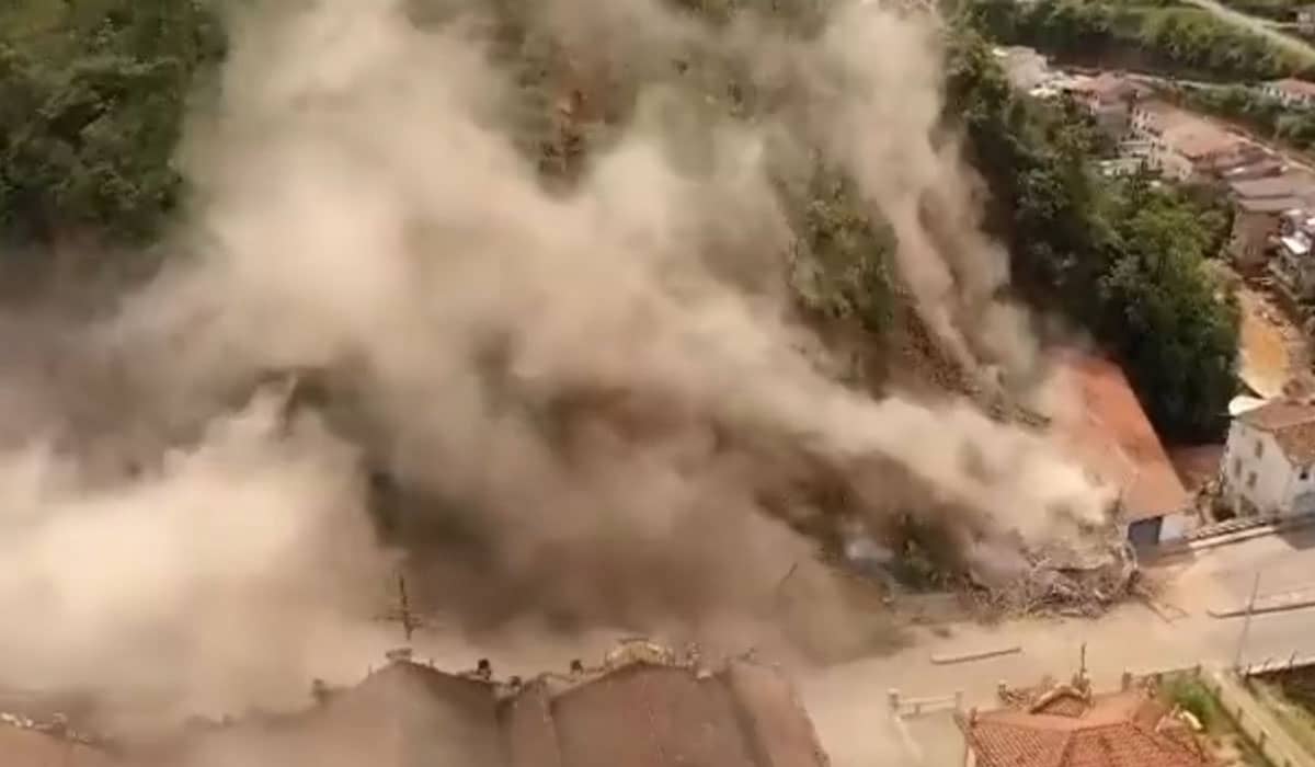 Um deslizamento provocado pelas chuvas destruiu casarões históricos no centro histórico de Ouro Preto na manhã desta quinta-feira (13)