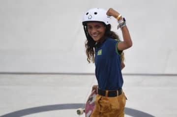 A jovem medalhista olímpica está se preparando para disputar skate park e street 