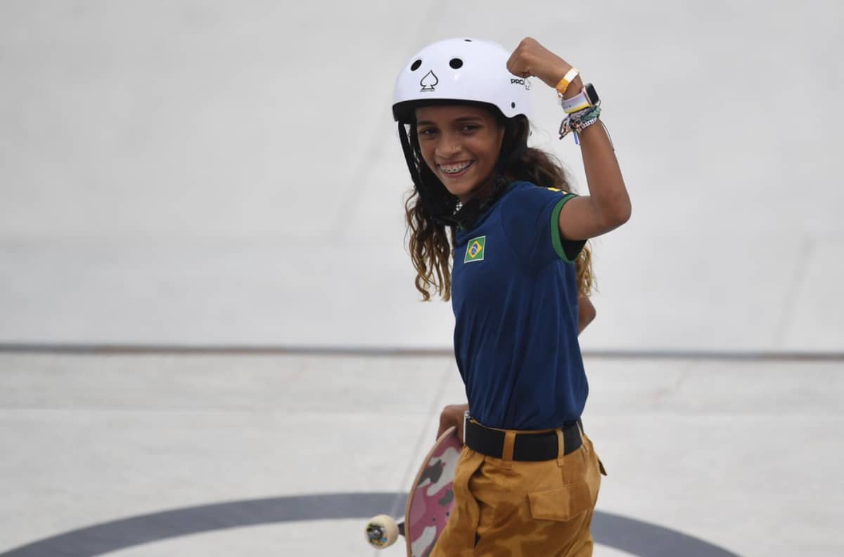 A jovem medalhista olímpica está se preparando para disputar skate park e street 
