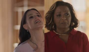 Regina debocha cruelmente de Martha em Cara e Coragem. Foto: Reprodução/Globo
