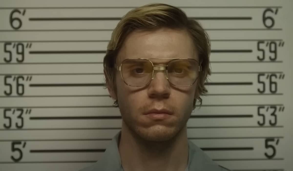 Vencedor do Emmy, Evan Peters interpreta Dahmer, conhecido como o 'Canibal de Milwaukee'. Foto: Reprodução/YouTube.