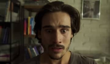 No filme, Renato (Nicolas Prattes) precisa lidar com o chamado 'sincericídio'. Foto: Reprodução/YouTube