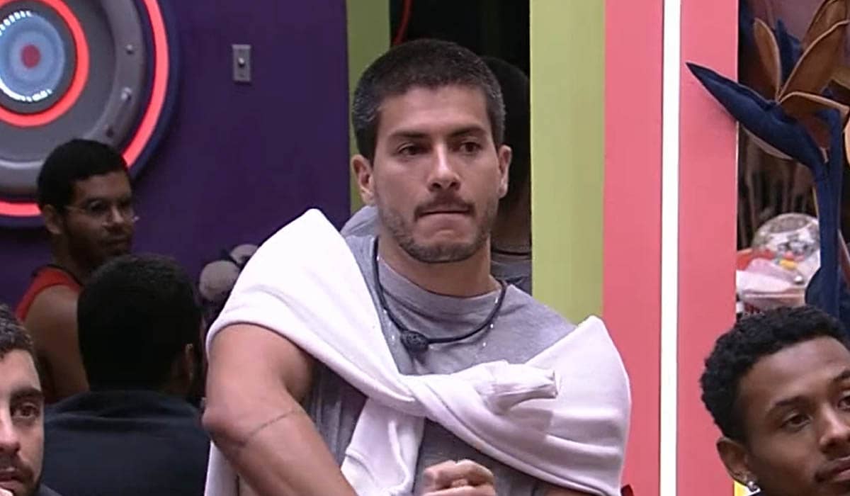 Arthur Aguiar é favorito disparado do BBB na enquete Uol