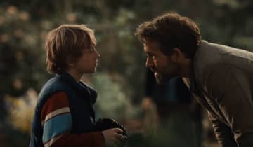 Walker Scobell e Ryan Reynolds interpretam o mesmo personagem em 'O Projeto Adam'. Foto: Reprodução/YouTube