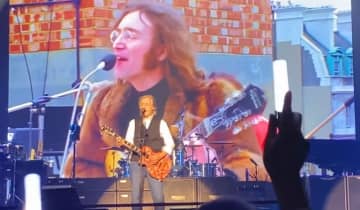 Paul canta com Lennon em show. Fonte: Reprodução/YouTube
