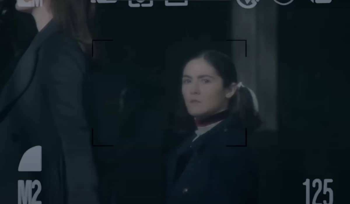 Isabelle Fuhrman vive a história da psicopata Esther, que se passa por uma criança para cometer crimes. Foto: Reprodução/YouTube.