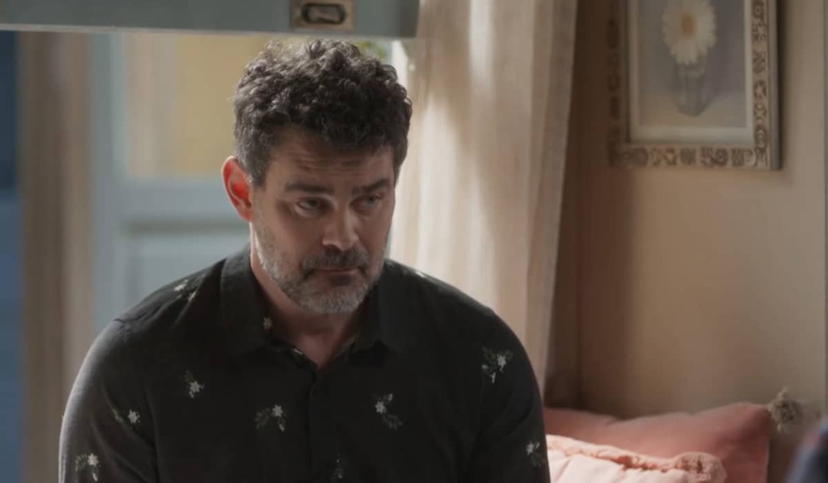 Revolta de Alfredo inicia nova fase na novela Cara e Coragem