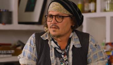 Antes da revelação da produtora, Johnny Depp foi flagrado em seu figurino completo em Versalhes, durante as filmagens de seu novo longa. Foto: Reprodução/YouTube.