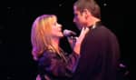 Olivia Newton-John e John Travolta durante a performance de 'You're The One That I Want' no evento de lançamento de 'Grease' em DVD, em 2002. Foto: Reprodução/YouTube. 