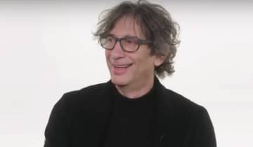 Gaiman é criador e produtor de 'The Sandman', que recentemente foi adaptado em série pela Netflix. Foto: Reprodução/YouTube.