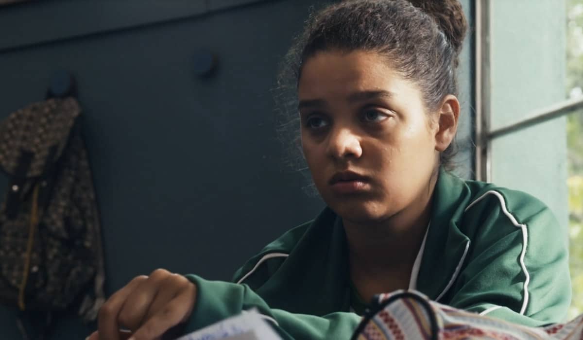 Karina se emociona após receber apoio na escola. Foto: Reprodução/Globo