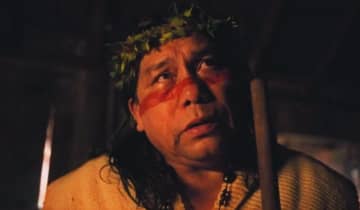 Daniel Munduruku interpreta o Pajé Jurecê Guató em Terra e Paixão. Foto: Reprodução/Globo