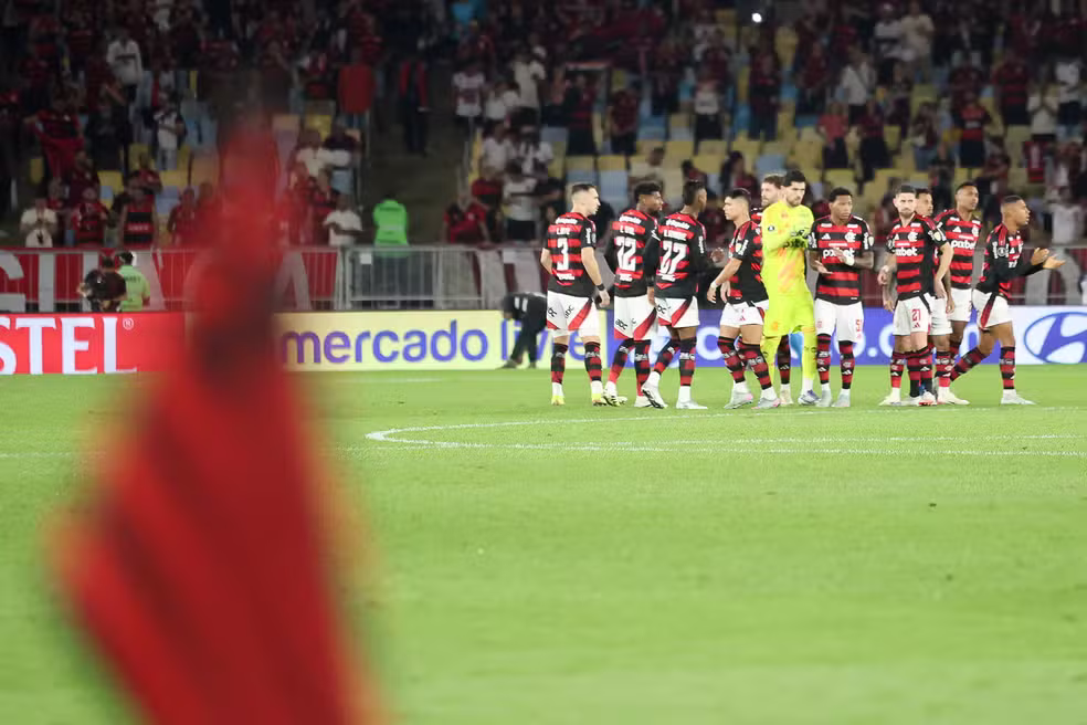Flamengo vence Internacional e larga na frente nas oitavas da Libertadores