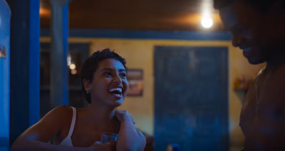 Eduarda usa seu charme para conquistar Leandro em cena de Coração Acelerado. Foto: Reprodução Globo.