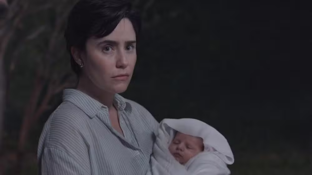 A vilã Samira levando o bebê de Joélly. Foto: Globo