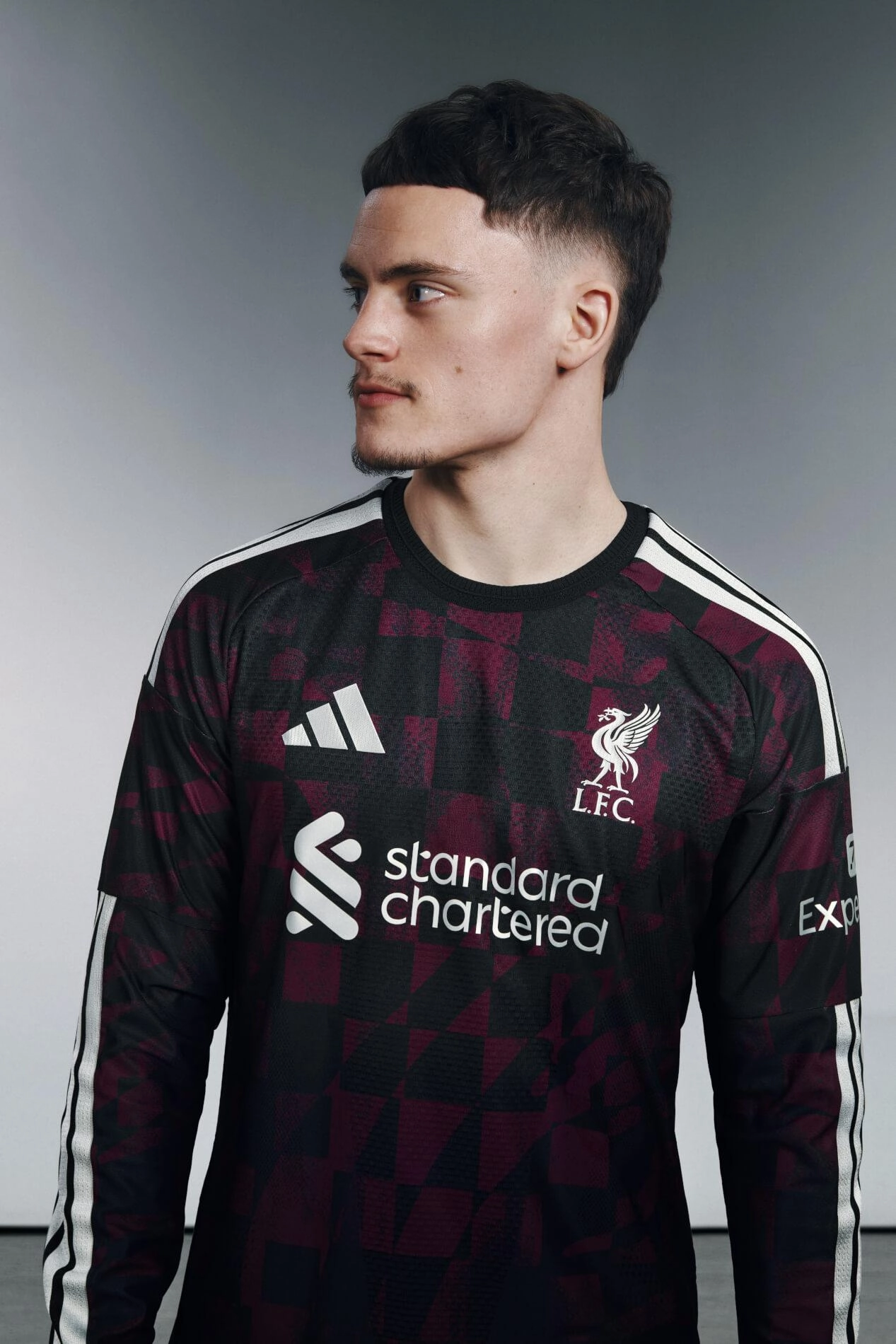 Wirtz como modelo do novo uniforme. Foto: Divulgação Liverpool