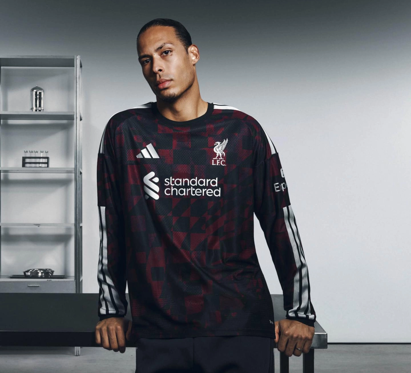 O capitão Virgil van Dijk também apareceu com o novo uniforme. Foto: Divulgação Liverpool.
