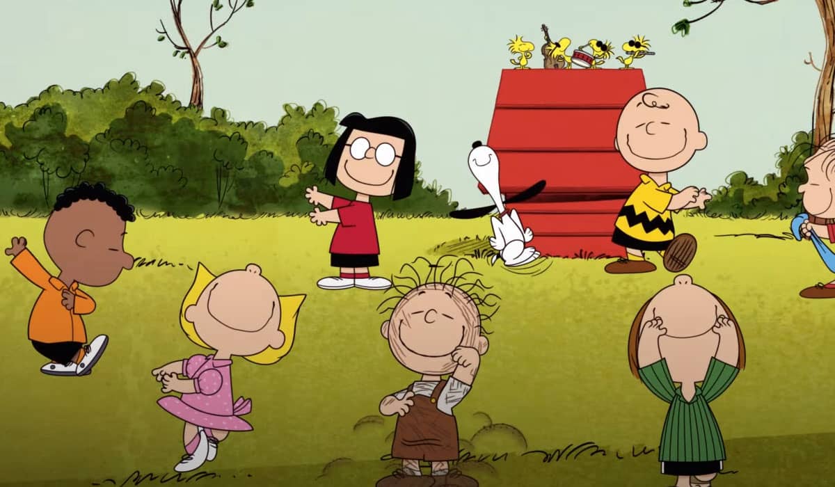 O trailer mostra Snoopy em várias situações distintas do dia-a-dia