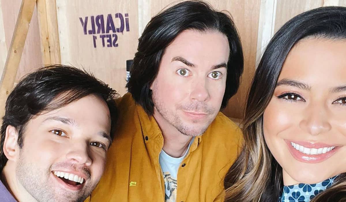 Foto mostra o elenco principal de iCarly nos bastidores do revival