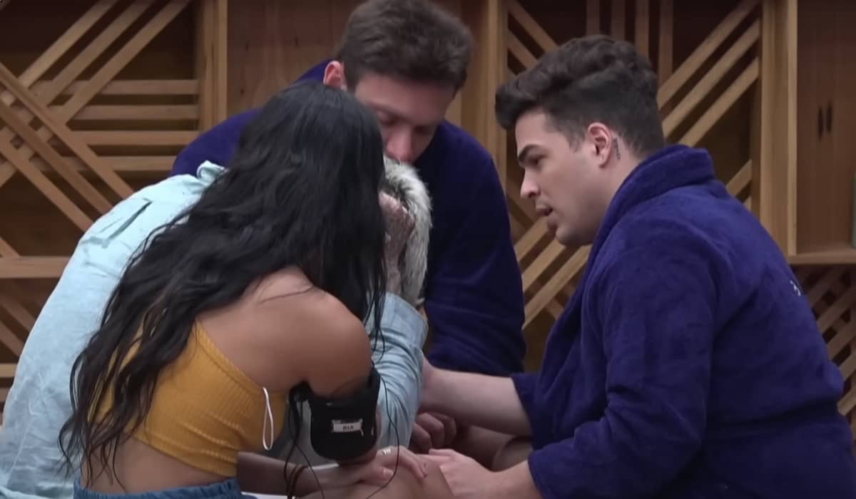 Bia, Lucas e Vini tentaram acalmar o peão durante tentativa de desistência. Foto: Reprodução/PlayPlus
